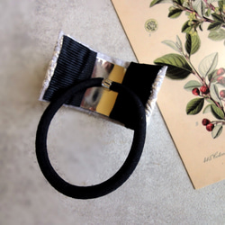 刺繡リボンのヘアゴム ■ カーブデザイン ■ クリーム色の草花刺繍　A：ライトグレー 7枚目の画像