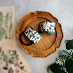 刺繡リボンのヘアゴム ■ カーブデザイン ■ クリーム色の草花刺繍　B：グリーン 6枚目の画像