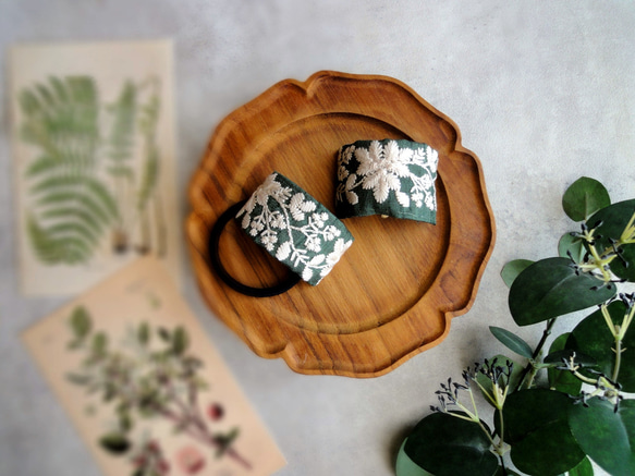刺繡リボンのヘアゴム ■ カーブデザイン ■ クリーム色の草花刺繍　B：グリーン 6枚目の画像
