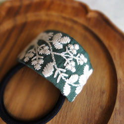 刺繡リボンのヘアゴム ■ カーブデザイン ■ クリーム色の草花刺繍　B：グリーン 4枚目の画像