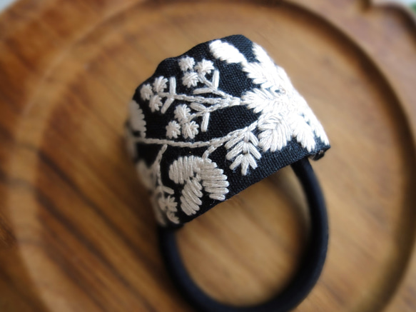 刺繡リボンのヘアゴム ■ カーブデザイン ■ クリーム色の草花刺繍　C：ブラック 4枚目の画像