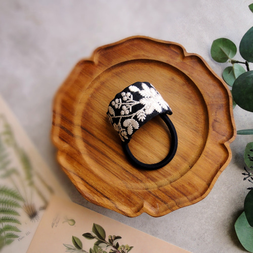 刺繡リボンのヘアゴム □ カーブデザイン □ クリーム色の草花刺繍 C 