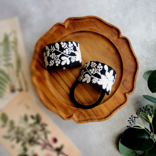 刺繡リボンのヘアゴム □ カーブデザイン □ クリーム色の草花刺繍 C 