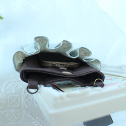 スマホポーチ　スマホショルダー　小花柄(ミント）　フリル　ファスナー　ポケット付き 5枚目の画像