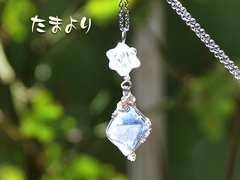「空の神殿」ブルーフローライト（ニューメキシコビンガム産）とマカバスターのペンダントトップ01