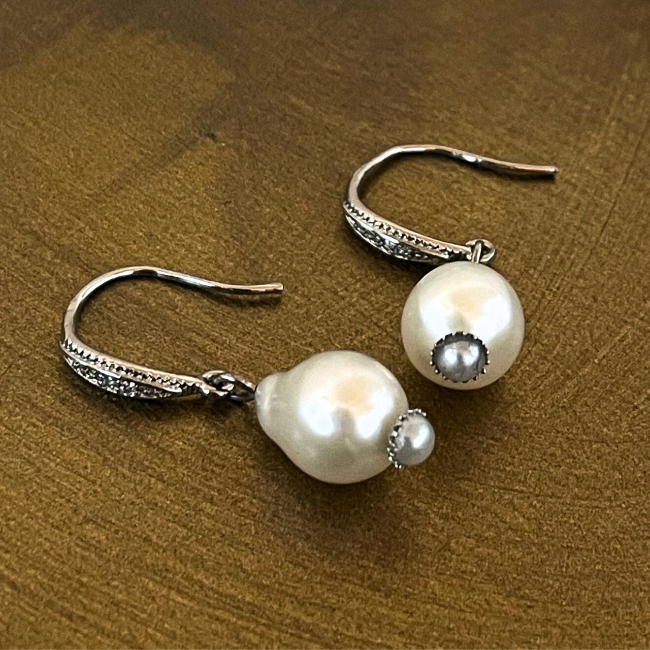 【ピアス】パールのクセを存分に　パールの個性を楽しむピアス