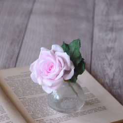 ◆粘土のお花◆　薔薇　一輪（ライトピンク）　フラットボトル・・・B850 4枚目の画像