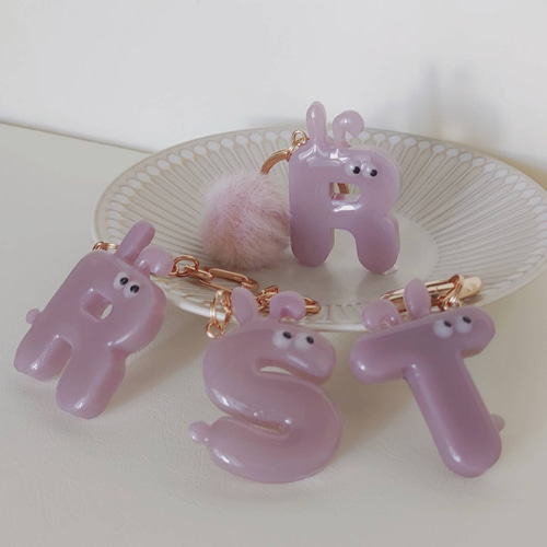 目が合ううさぎさんイニシャルキーホルダー ☆ギフトにも