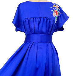 鮮やかブルーの"ゆったりギャザーワンピ" 着物リメイク ワンピース コンサート 衣装 雅楽 演奏会 青 (N581) 2枚目の画像