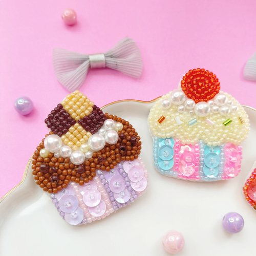 SWEETS】カップケーキ ビーズ刺繍 ブローチ ｷｰﾎﾙﾀﾞｰ ﾊﾞｯｸﾞﾁｬｰﾑカラフル