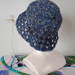帽子のトップ部分を和紙とファンシーヤーン、つば部分を和紙テープヤーンとアイロンで硬化する糸、2本取りで編んだ、夏帽子～！ 7枚目の画像