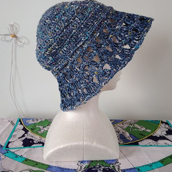 帽子のトップ部分を和紙とファンシーヤーン、つば部分を和紙テープヤーンとアイロンで硬化する糸、2本取りで編んだ、夏帽子～！ 10枚目の画像
