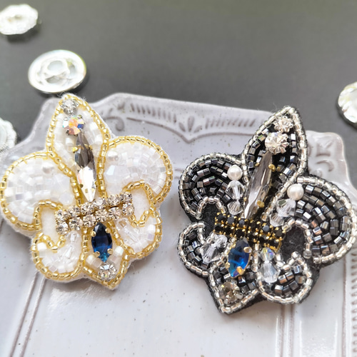 男性にもおすすめ】ユリ 紋章 ビーズ刺繍 ブローチ(全2色)ｷｰﾎﾙﾀﾞｰ