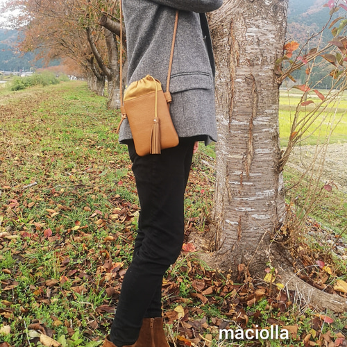 大きなフリンジ付き☆本革の巾着スマホショルダー ブラック、シルバー