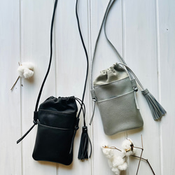 大きなフリンジ付き☆本革の巾着スマホショルダー シルバー 、 スマホ
