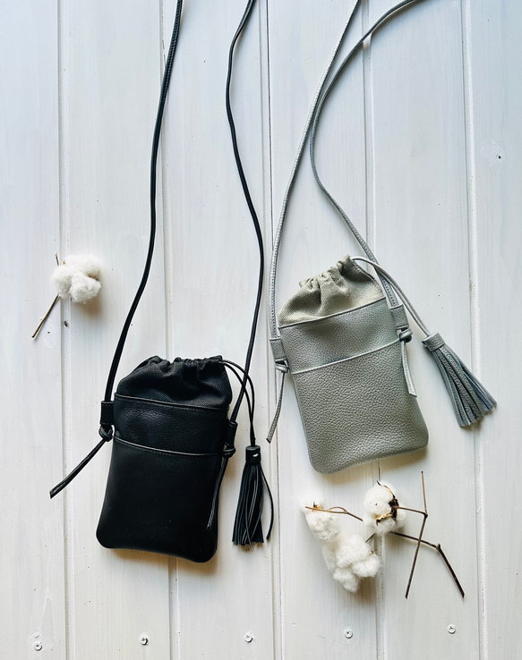 大きなフリンジ付き☆本革の巾着スマホショルダー ブラック、シルバー