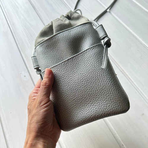 大きなフリンジ付き☆本革の巾着スマホショルダー シルバー 、 スマホ