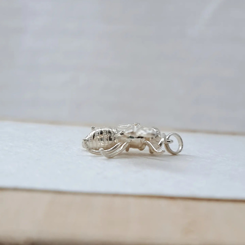 蜂 ペンダントトップ】 スズメバチ ハチミツ 蜂アクセサリー 蜂