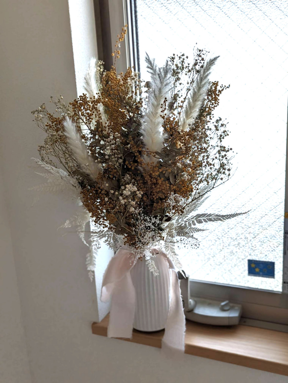 花瓶付きだからすぐに飾れる！アンティークミモザとかすみ草のドライフラワーアレンジメント　２WAY　インテリア 3枚目の画像