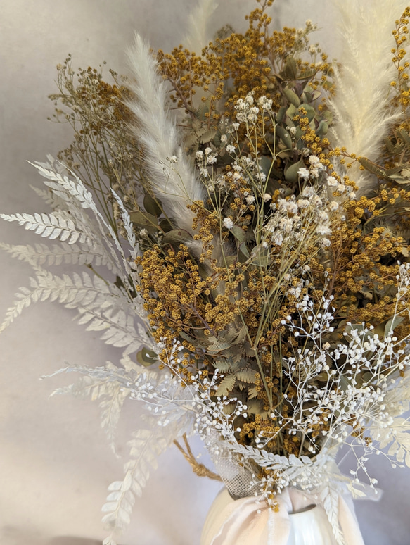 花瓶付きだからすぐに飾れる！アンティークミモザとかすみ草のドライフラワーアレンジメント　２WAY　インテリア 6枚目の画像