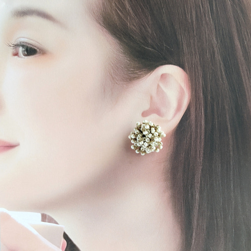 糸とパールビーズのボリュームピアス/イヤリング ピアス（スタッド・一 
