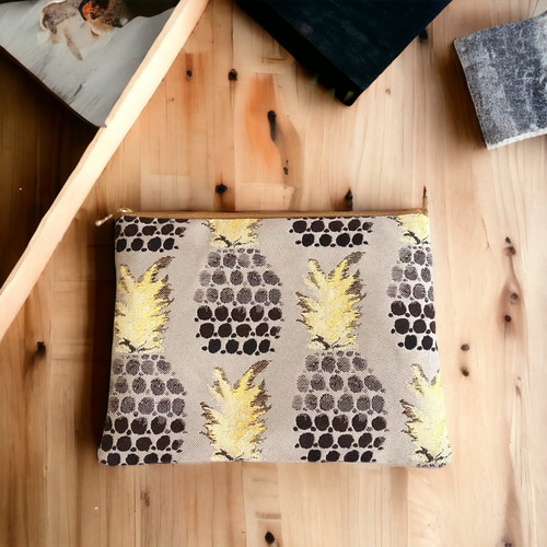 スペイン生地◇パイナップル柄◇大きめサイズ・フラットポーチ・マルチ  