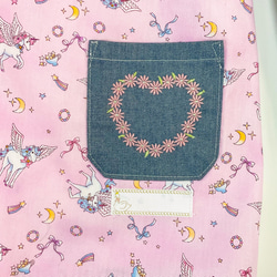 送料無料◆120cm 多機能園児スモック　ペガサスとリボン柄　（ピンク）　女の子　ユニコーン　刺繍　ゆめかわ　ペガサス 4枚目の画像
