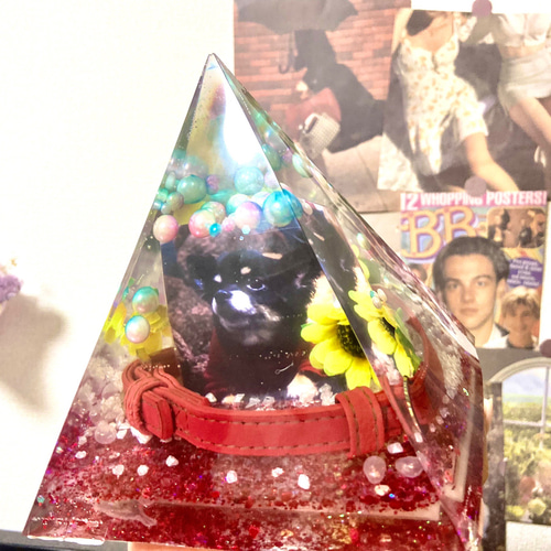 メモリアルピラミッド レジン 思い出をピラミッドに閉じ込めて飾れます