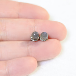 (1 件) 灰色月光石耳釘（5 毫米，鈦柱） 第4張的照片