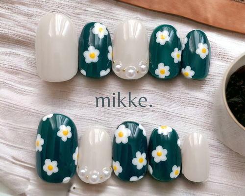 ネイルチップ〔 mikke. 〕/ 緑 花柄 ポップ ネイルチップ（つけ