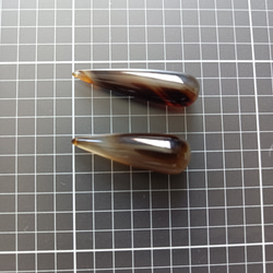 【２個】天然石 ストライプ カルセドニー ビーズ ２５−３０mm　ティアドロップ スムース カット  ブラウン   00 2枚目の画像