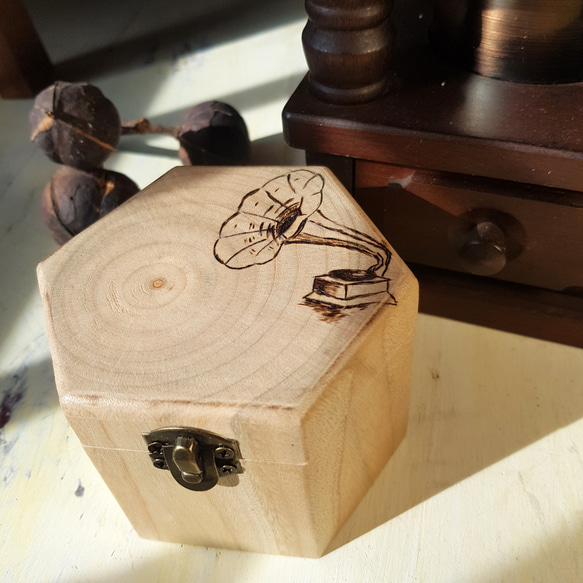 オリジナル木製クスノキ六角形オルゴール蓄音機音楽トラックマッチング-となりのトトロ手作り彫刻可能 1枚目の画像