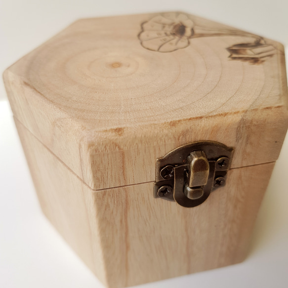 原木樟木六角造型音樂盒 留聲機 音樂曲目搭配-龍貓 手作 可刻字 第6張的照片