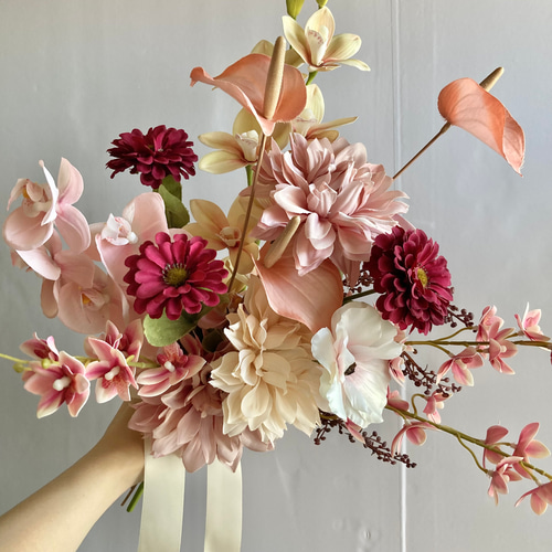 ダリアとラン、アンスリウムの秋色クラッチブーケ ブーケ