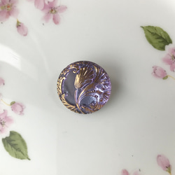 ブローチ　薄紫色　金色葉物模様　チェコガラスボタンのブローチ 1枚目の画像