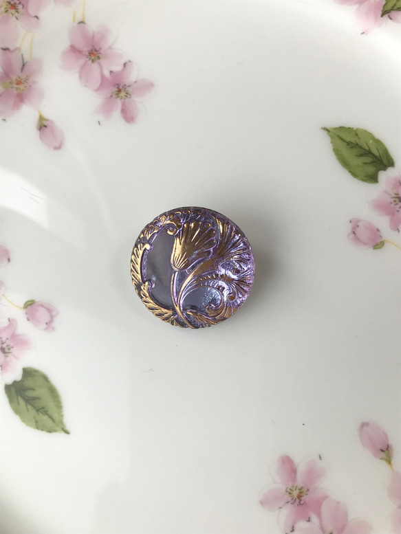 ブローチ　薄紫色　金色葉物模様　チェコガラスボタンのブローチ 1枚目の画像