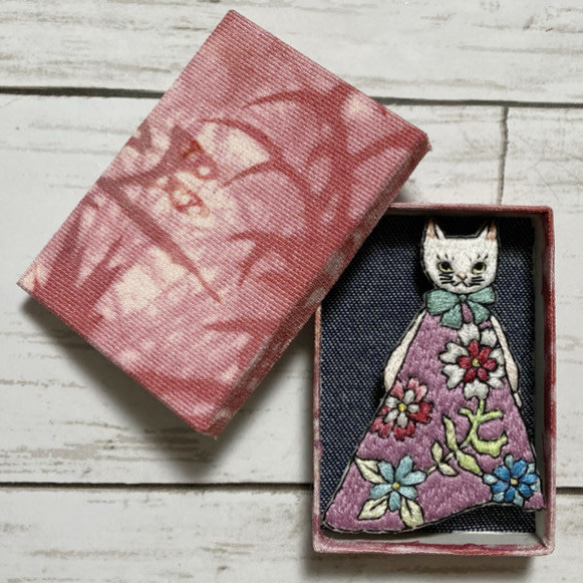手刺繍オリジナルブローチ＊桃色ドレス 2枚目の画像