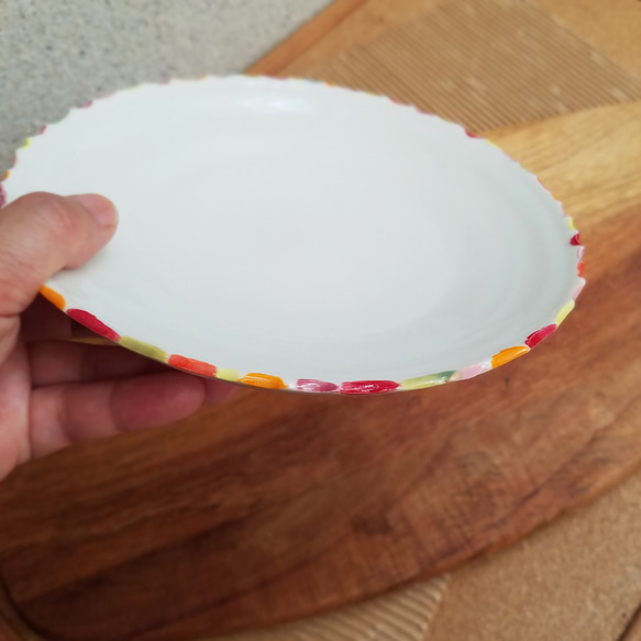 ケーキ皿 磁器白土【カラフル欠け淵】中皿  デザート皿 サラダプレート 1枚目の画像