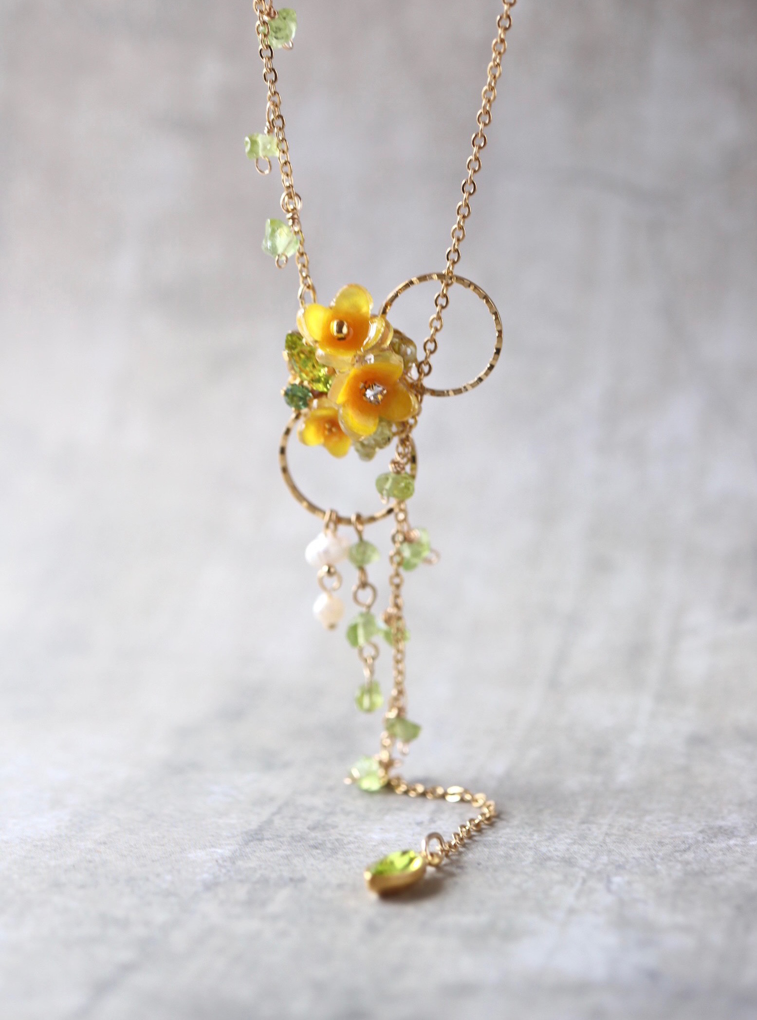 金木犀とペリドットのロングネックレス　(キンモクセイ、きんもくせい、ミモザ、花)