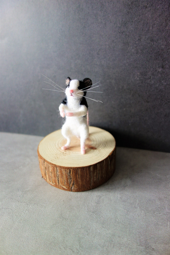 小さなパンダマウス（立ち）　ねずみ　ドール　羊毛フェルト　ミニチュアドール 6枚目の画像