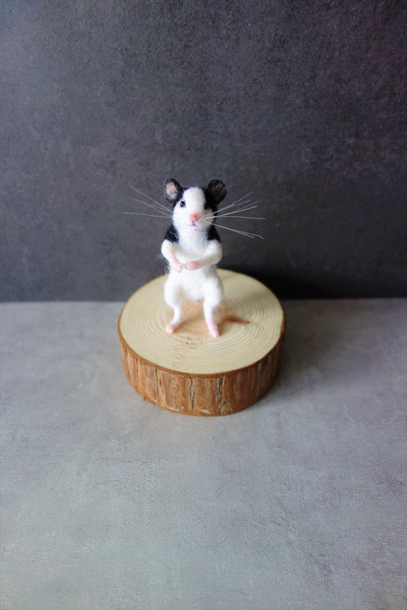 小さなパンダマウス（立ち）　ねずみ　ドール　羊毛フェルト　ミニチュアドール 5枚目の画像