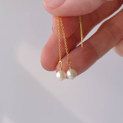 14kgf 淡水パールの一粒アメリカンピアス 揺れる シンプル 軽い 金属アレルギー対応 上品 プレゼント 真珠 華奢 2枚目の画像