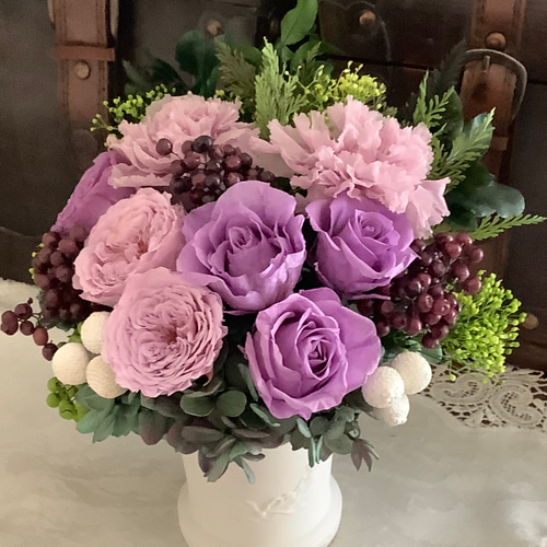 【専用です】紫系薔薇のフリル壁掛け兼置き型クレイフラワーアレンジ✨ハンドメイド 専用です】紫系薔薇のフリル壁掛け兼置き型クレイフラワー