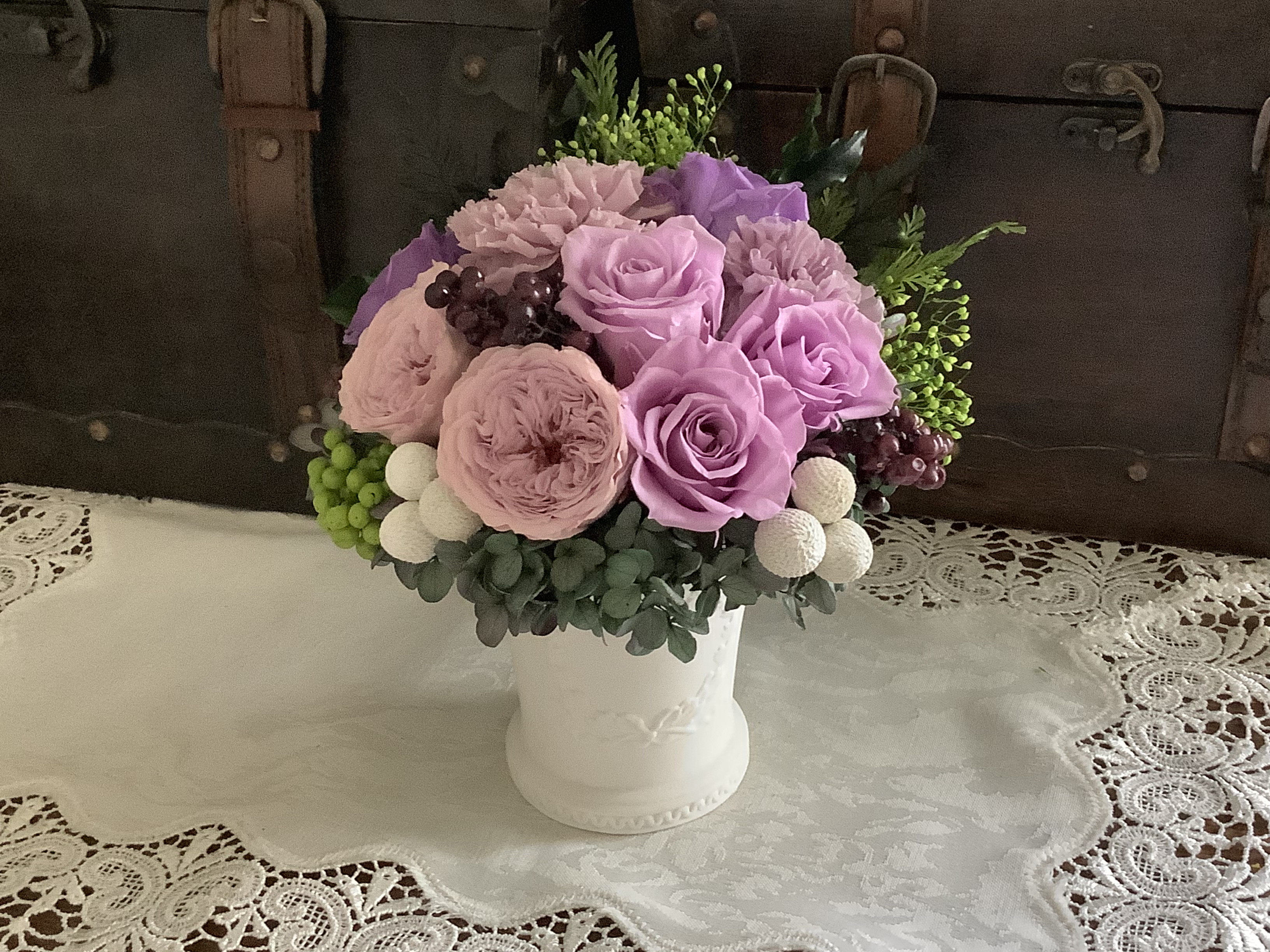 シックなパープル系のバラのアレンジメント/オールプリザーブド