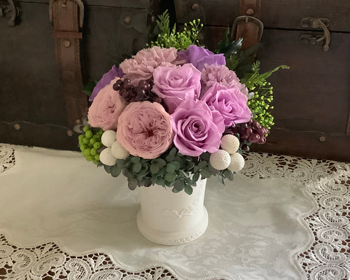 シックなパープル系のバラのアレンジメント/オールプリザーブド