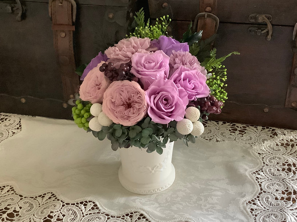 シックなパープル系のバラのアレンジメント/オールプリザーブド