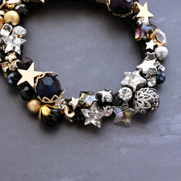 超早割クリスマス✨漆黒の夜空に煌めく金銀色の星々…ビジュー シュシュ＊ブレスレット 10枚目の画像