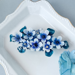 silver 白い小花と青緑の葉　花とガラス 1枚目の画像