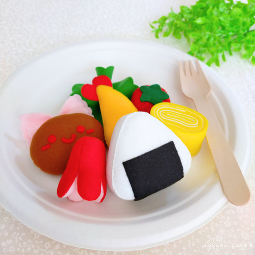 7種おかずのおにぎりプレート＊フェルトままごと おもちゃ・人形