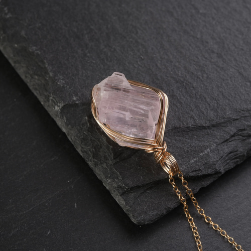 天然石　ペタライト＆モルダバイト ワイヤーラッピング　ペンダントトップ クンツァイト 原石 鉱物 ペンダントトップ ワイヤーラッピング